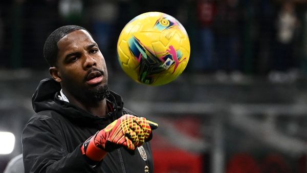 AC Milan's French goalkeeper #16 Mike Maignan warm-up before the Italian SerieA football match between AC Milan and Juventus Turin at San Siro stadium in Milan, on November 23, 2024. (Photo by Isabella BONOTTO / AFP)