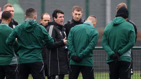 Aston Villa's Spanish head coach Unai Emery (C) takes a training session at Bodymoor Heath Training Ground near Birmingham, central England, on November 5, 2024 on the eve of their UEFA Champions League football match against Club Brugge. (Photo by Darren Staples / AFP)