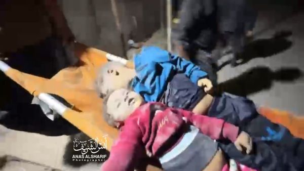 نقل أشلاء الشهداء والجثامين المقطعة إلى الطواقم الطبية