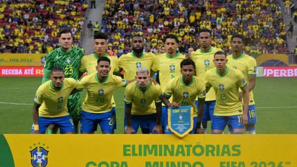 Brazil's players pose for a team photo during the 2026 FIFA World Cup South American qualifiers football match between Brazil and Peru at the Mane Garrincha stadium in Brasilia on October 15, 2024. (Photo by NELSON ALMEIDA / AFP)