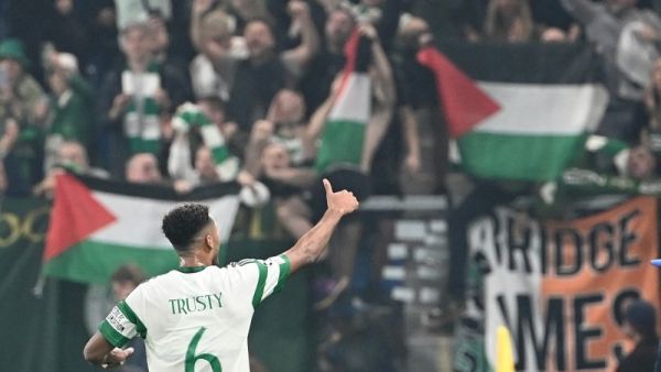 Celtic's US defender #06 Auston Trusty waves to supporters at the end of the Champions League football match between Atalanta and Celtic at the Gewiss Stadium in Bergamo, on October 23, 2024. (Photo by Isabella BONOTTO / AFP)
