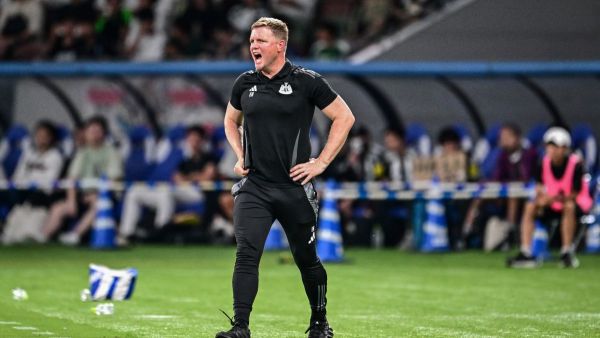 Newcastle United's head coach Eddie Howe instructs his players during an international club friendly football match between Newcastle United and Yokohama F. Marinos at the Japan National Stadium in Tokyo on August 3, 2024. (Photo by Yuichi YAMAZAKI / AFP)