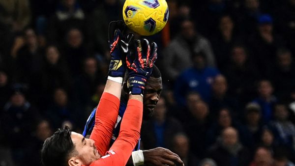 Napoli's Italian goalkeeper #01 Alex Meret (L) fights for the ball with Inter Milan's French forward #09 Marcus Thuram during the Serie A football match between Inter Milan and Napoli at San Siro stadium in Milan, on March 17, 2024. (Photo by Isabella BONOTTO / AFP)