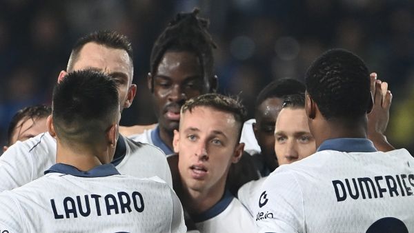 Inter Milan's Italian midfielder #16 Davide Frattesi (C) celebrates his second goal with teammates during the Italian Serie A football match Empoli vs Inter Milan at Carlo Castellani stadium in Empoli on October 30, 2024. (Photo by Isabella BONOTTO / AFP)