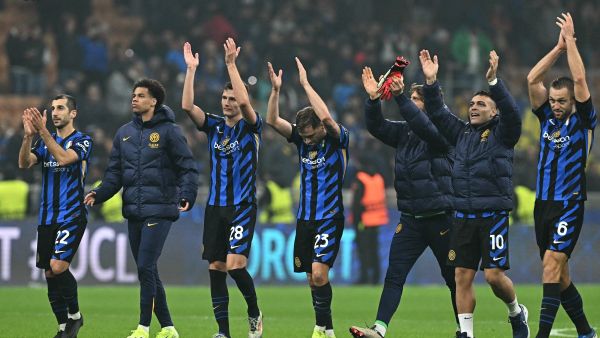 Inter Milan's French defender #28 Benjamin Pavard and Inter Milan's Italian midfielder #23 Nicolo Barella celebrate with teammates after winning the UEFA Champions League football match between Inter Milan and Arsenal at the San Siro stadium in Milan on November 6, 2024. (Photo by Gabriel BOUYS / AFP)