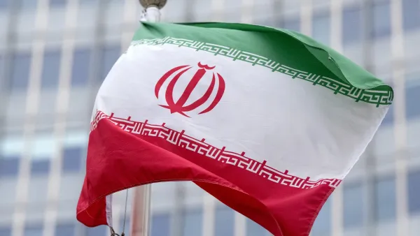 علم ايران أمام مقر الوكالة الدولية للطاقة الذرية 