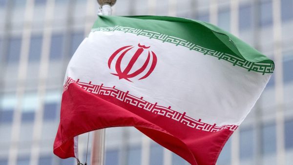 علم ايران أمام مقر الوكالة الدولية للطاقة الذرية 
