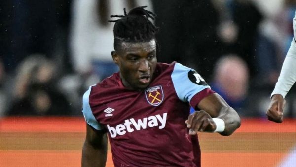 West Ham United's Ghanaian midfielder #14 Mohammed Kudus (L) passes the ball during the UEFA Europa League quarter-final second leg football match between West Ham United and Bayer Leverkusen at The London Stadium in east London on April 18, 2024. (Photo by Ben Stansall / AFP)