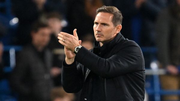 Chelsea's English caretaker manager Frank Lampard applauds the fans following the Champions League quarter-final second-leg football match between Chelsea and Real Madrid at Stamford Bridge in London on April 18, 2023. Real Madrid won the match 2-0. (Photo by Glyn KIRK / IKIMAGES / AFP)
