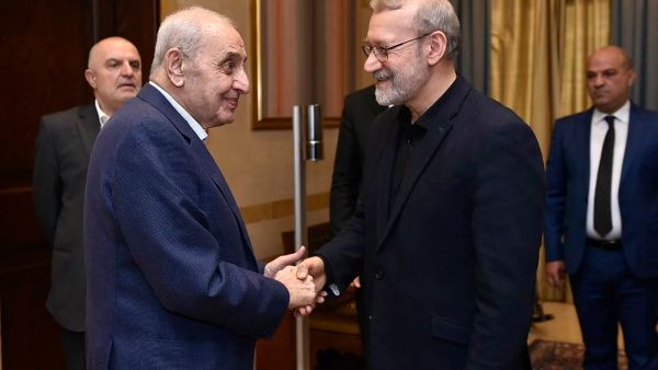 مصافحة بين لاريجاني ورئيس مجلس النواب اللبناني نبيه بري