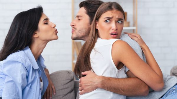 ما هي الخيانة الصغرى وكيف نتصرف مع شريك خائن؟ ما هي الخيانة الصغرى وكيف نتصرف مع شريك خائن؟