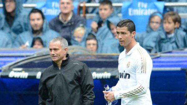 Real Madrid's coach Jose Mourinho (L) stands next to Real Madrid's Portuguese forward Cristiano Ronaldo (R) during the Spanish League football match Real Madrid vs Sevilla on April 29, 2012 at Santiago Bernabeu stadium in Madrid. AFP PHOTO / DANI POZO (Photo by DANI POZO / AFP)