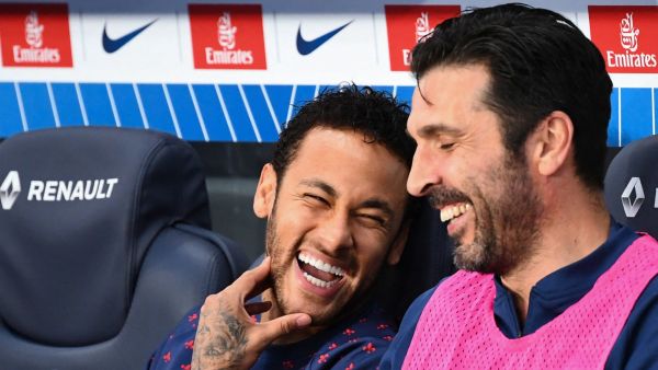 Paris Saint-Germain's Brazilian forward Neymar (L) and Paris Saint-Germain's Italian goalkeeper Gianluigi Buffon react prior to the French L1 football match between Paris Saint-Germain (PSG) and Monaco (ASM) on April 21, 2019 at the Parc des Princes stadium in Paris. / AFP / FRANCK FIFE