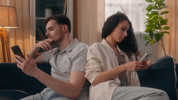ما هو الهروب إلى العالم الرقمي وكيف يؤثر على العلاقات؟ ما هو الهروب إلى العالم الرقمي وكيف يؤثر على العلاقات؟