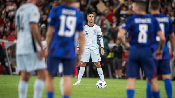 Portugal's forward #07 Cristiano Ronaldo prepares to take a free-kick during the UEFA Nations League group A football match between Portugal and Croatia at the Luz stadium in Lisbon on September 5, 2024. (Photo by Patricia DE MELO MOREIRA / AFP)