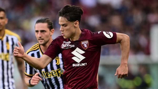 Torino's Italian midfielder #28 Samuele Ricci controls the ball during the Italian Serie A football match between Torino and Juventus at the Grande Torino Stadium in Turin on April 13, 2024. (Photo by MARCO BERTORELLO / AFP)