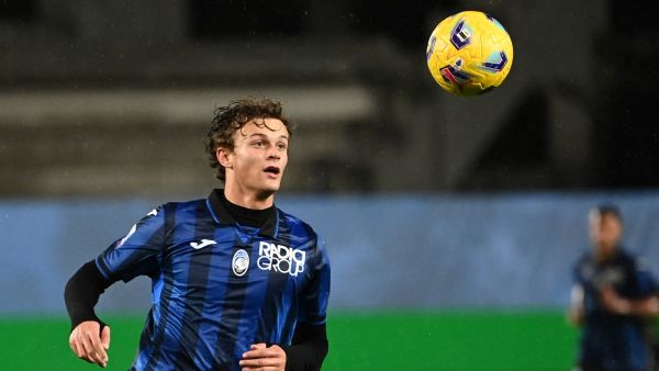 Atalanta's Italian defender #42 Giorgio Scalvini eyes the ball during the Italian Serie A football match between Atalanta and Inter Milan at the Gewiss Stadium in Bergamo on November 4, 2023. (Photo by Isabella BONOTTO / AFP)