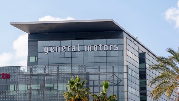 GM lays off 1000 employees in the US