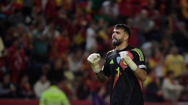 Spain's goalkeeper #01 David Raya celebrates victory at the end of the UEFA Nations League, league A group 4 football match between Spain and Serbia at the Nuevo Arcangel stadium in Cordoba, on October 15, 2024. (Photo by CRISTINA QUICLER / AFP)