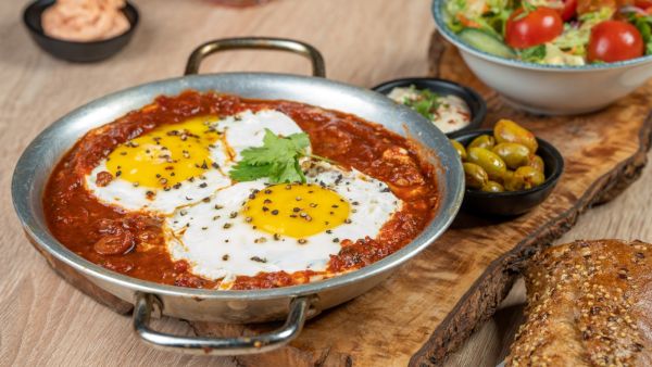 طريقة عمل البيض بالطماطم  طريقة عمل البيض بالطماطم