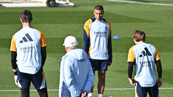 Real Madrid's French forward #09 Kylian Mbappe (C) takes part in a training session at Real Madrid sport city in Valdebebas, outside Madrid, ahead of Spanish league football match Real Madrid v Getafe on November 30, 2024. (Photo by JAVIER SORIANO / AFP)