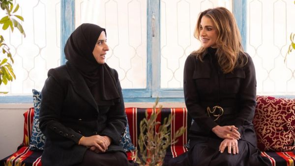 الملكة رانيا تتألق بفستان أسود بسيط في أحدث ظهور الملكة رانيا تتألق بفستان أسود بسيط في أحدث ظهور