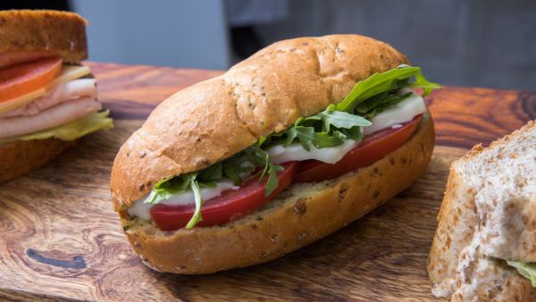 ساندويش جبن الحلوم بالجرجير ساندويش جبن الحلوم بالجرجير