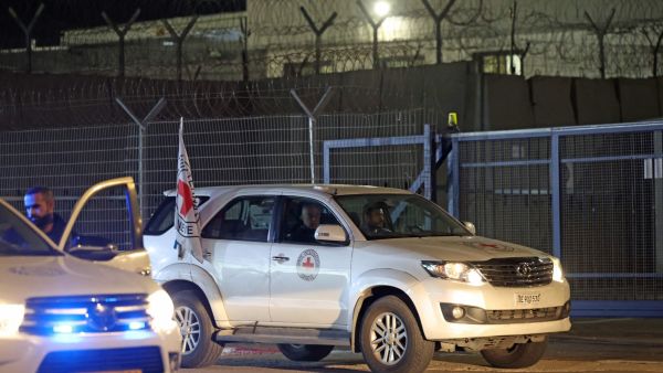 Israel to release 735 Palestinian prisoners in first phase of swap deal