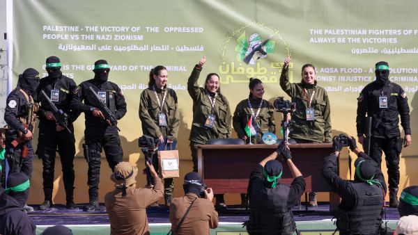 Hamas fighters escort four Israeli hostages