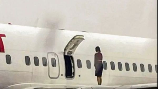 Eastar Jet attendants take selfie on plane wing during a flight  delay. (Social media) Eastar Jet attendants take selfie on plane wing