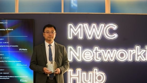 Award presented to Jeffrey Wu, President of Packet Core Network Domain, Huawei Cloud Core Network Product Line. Huawei Excels at MWC 2025 with Multiple Prestigious Industry Awards