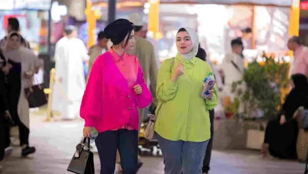  أطلقت القرية العالمية، أحد أهم المتنزهات الثقافية في العالم والوجهة العائلية الأولى للثقافة والترفيه والتسوق في المنطقة، "تحدّي المشي في رمضان" لموسمها الـ 29 وهي المبادرة الهادفة لتعزيز الصحة والعافية من خلال تشجيع ضيوف الوجهة على ممارسة رياضة المشي خلال الشهر الفضيل. يتماشى "تحدي المشي في رمضان" مع مبادرة عام المجتمع وحملة #رمضان_في_دبي، ممّا يؤكد دور القرية العالمية الريادي في تعزيز التفاعل المجتمعي للجميع بمختلف ثقافاتهم عبر أنشطتها وتجاربها الرمضانية المقدّمة تحت شعار "عالم الروائع الرمضانية". يستمر ا