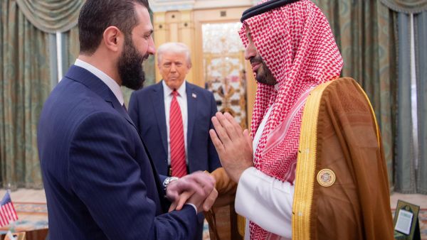 "يد الامتنان".. إيماءة محمد بن سلمان تتحول إلى رمز في سوريا