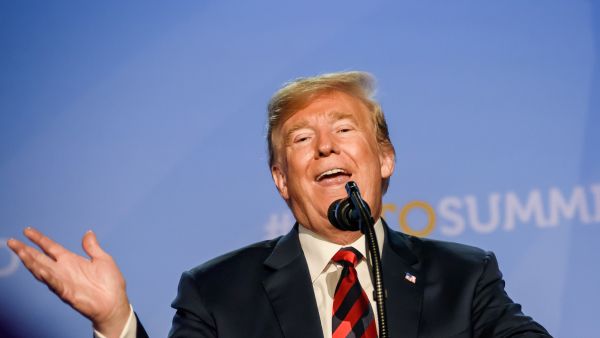 قال الرئيس الأميركي دونالد ترامب إن واشنطن ستسعى للحصول على التزام من طهران بإنهاء طموحاتها النووية في محادثات مع مسؤولين إيرانيين الأسبوع المقبل، ولم يستبعد تخفيف بعض العقوبات المفروضة على إيران في المرحلة المقبلة.  واعتبر ترامب أن قراره استهداف مواقع نووية إيرانية بقنابل ضخمة خارقة للتحصينات يوم الأحد الماضي أنهى الحرب، واصفا الأمر بأنه "انتصار للجميع"، ومؤكدا أن المواقع المستهدفة تعرضت لأضرار "جسيمة جدا" و"تدمير تام".