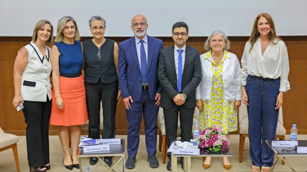 تمكين النساء في القطاع غير الرسمي: الجامعة الأميركية في بيروت تحتفل بخريجات مبادرة "قدوة" وتعقد ندوة حوارية عن عمل المرأة في لبنان