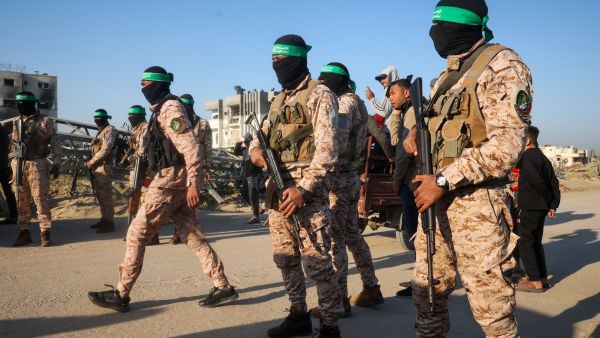Palestinian militant group Hamas fighters arrive near the family home of slain Hamas leader Yahya Sinwar before handing over Israeli and Thai hostage to a Red Cross team in Khan Yunis on January 30, 2025, as part of their third hostage-prisoner exchange. The Israeli military said seven more hostages released by Palestinian militants on January 30 were now in its custody. (Photo by Eyad BABA / AFP) Hamas leader
