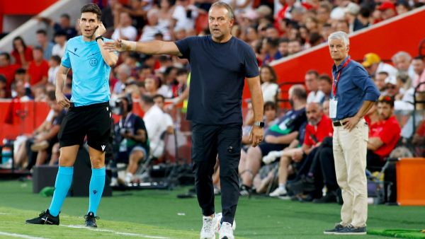 فليك يدرس تعديلًا مهمًا في وسط برشلونة أمام ليفانتي