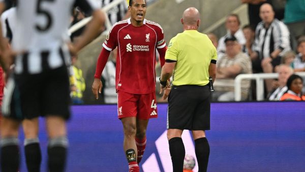 تصريح مثير للجدل: فان دايك يتحدث عن طرد أنتوني غوردون وتأثيره على المباراة