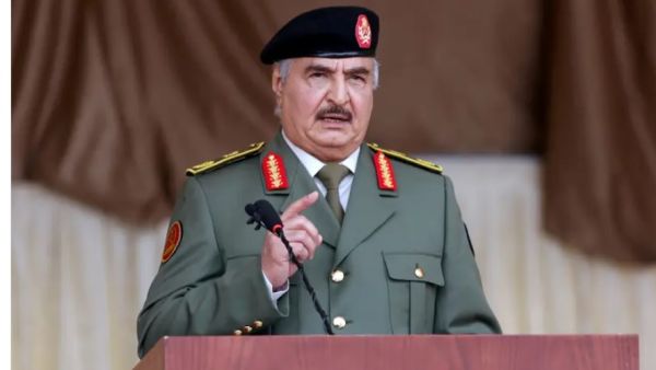 قائد الجيش الليبي خليفة حفتر (رويترز)
