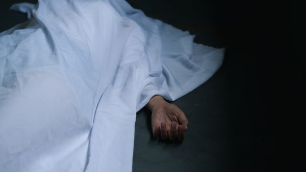 جثة امرأة مجهولة الهوية، مقيدة بسلاسل خرسانية