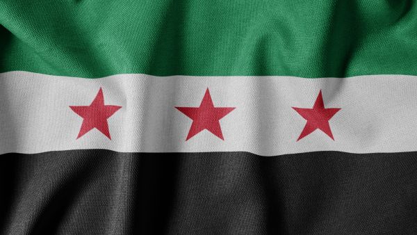 شخص يتجول بسيارته المرسيدس في حرم الجامع الأموي