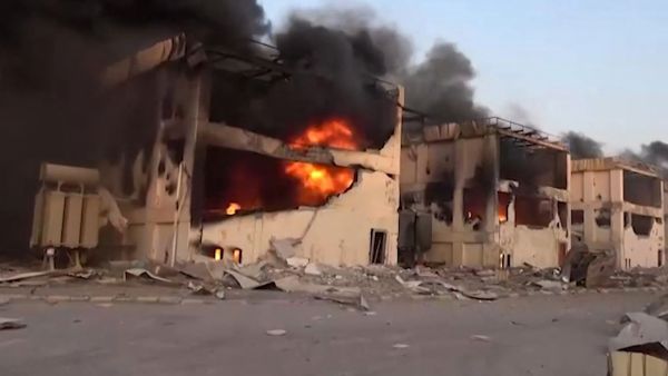 Israeli strikes pound Hodeida port