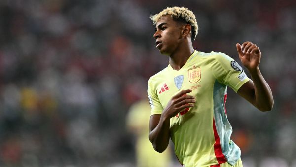 نجم برشلونة لامين يامال ومشكلته مع جواز السفر