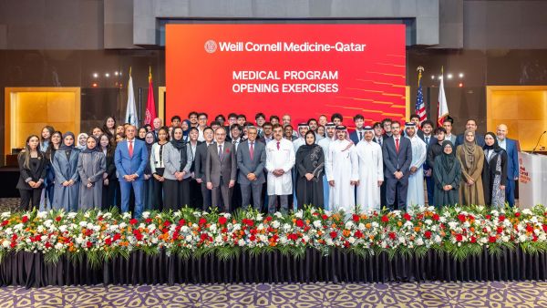 طلاب الطب في وايل كورنيل للطب - قطر يرتدون المعطف الأبيض