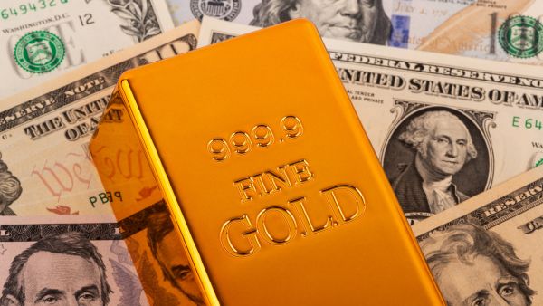 الذهب يكسر حاجز 3800 دولار للأونصة لأول مرة