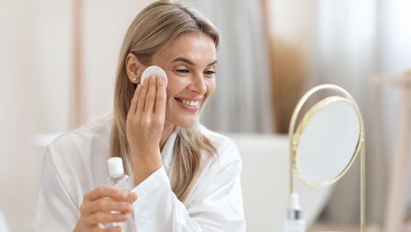 الطريقة الصحيحة لإزالة مكياج العيون والحفاظ على صحة البشرة