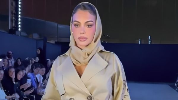 جورجينا رودريغيز تتألق بوشاح رأس في أسبوع الموضة بالرياض