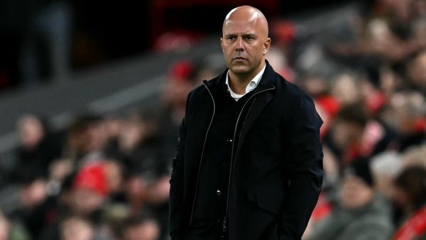 ليفربول يحسم مصير أرني سلوت بعد الهزائم المتتالية (Photo by Paul ELLIS / AFP) ليفربول يحسم مصير أرني سلوت بعد الهزائم المتتالية