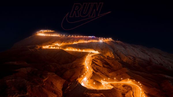 نايكي تجمع العدّاءين العالميين مو فرح ووينفريد يافي مع مجموعة من أبرز عدّائي الإمارات في جبل حفيت