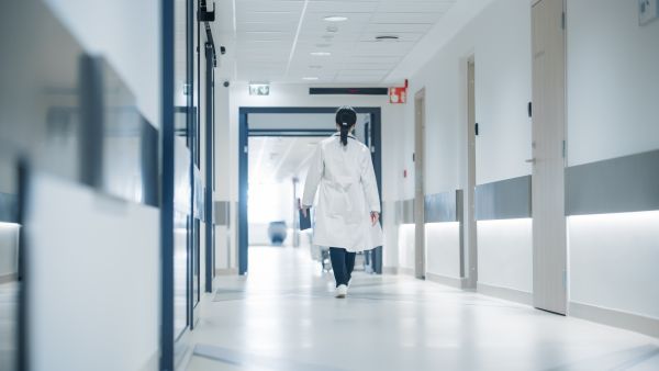 ممرضة تفتعل حريقًا في غرف رعاية "مستشفى حلوان"